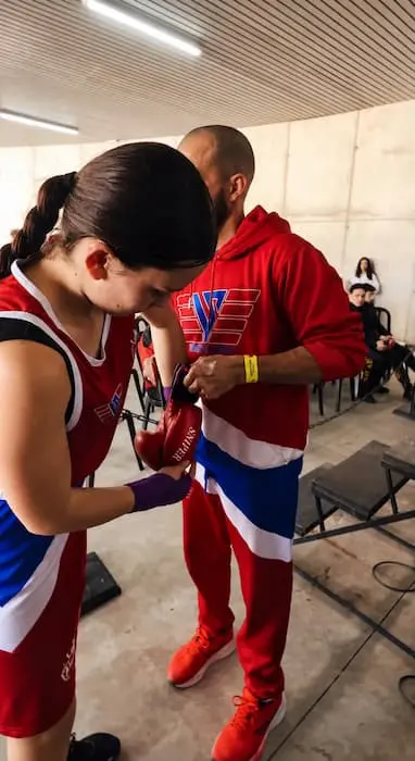 Boxeadoras de VS Boxing Club compitiendo en el ring